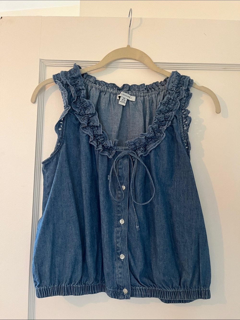 Free Assembly  Blue Ruffle eyelet trim Denim Button-Front Sleeveless Top